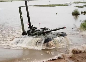 Амурские военные учились водить танки под водой