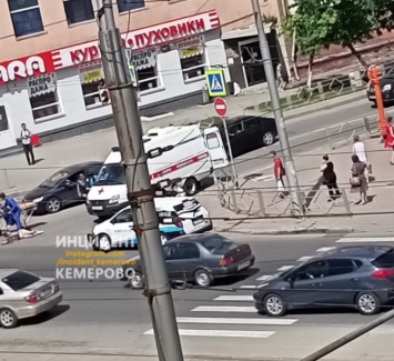 Иномарка сбила двух женщин на кемеровском перекрестке