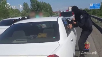 Силовики взяли штурмом автомобиль пенсионерки на кузбасской трассе