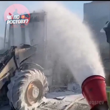 В Ростове рядом с топливными цистернами загорелся трактор
