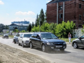 Легковушки собрались в "паровозик" в результате ДТП в Кемерове