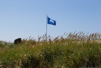 На пляже в Янтарном подняли «Голубой флаг» (видео)