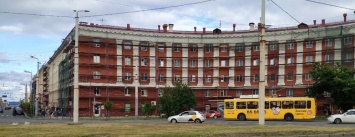 Здания на площади Гагарина в Петрозаводске покрасили в красно-коричневый и украсили колоннами