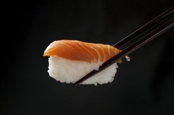 Гастроэнтеролог из РФ предупредил о "ложных" отравлениях при употреблении суши