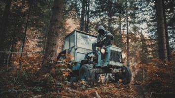 На Алтае поймали «черного лесоруба», вещдоком стал трактор