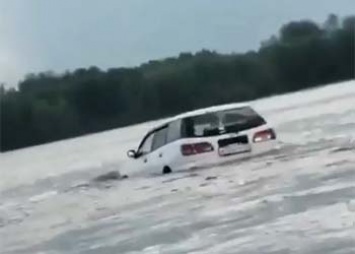Жители Приамурья посреди реки нашли автомобиль