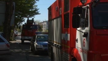В Барнауле пожарные спасли из горящего дома 15 человек