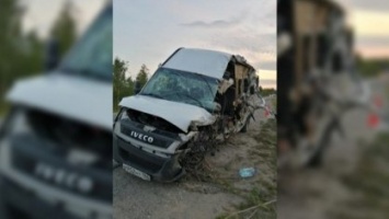 На трассе Сургут-Салехард маршрутный автобус врезался в КамАЗ. Один человек погиб