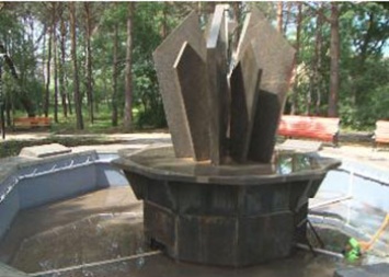 Жители Белогорска всего за неделю засорили фонтан
