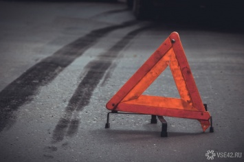 ГИБДД Новокузнецка разыскивает пешехода, сломавшего зеркало автомобилю на ходу