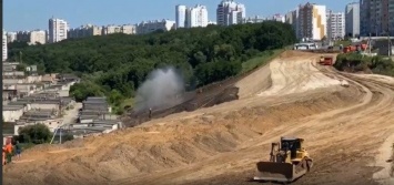 В Белгороде возле строящейся дороги на бульваре Юности повредили водопровод