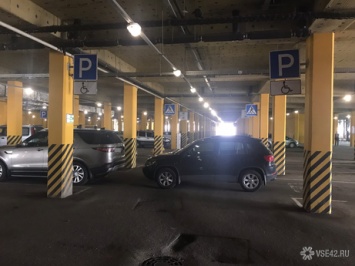 "Автохам" перекрыл проезд на парковке кемеровского ТЦ