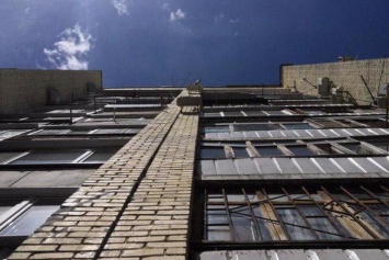 В Нижневартовске женщина выпала с 9 этажа