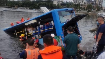Водитель автобуса утопил 21 пассажира в Китае