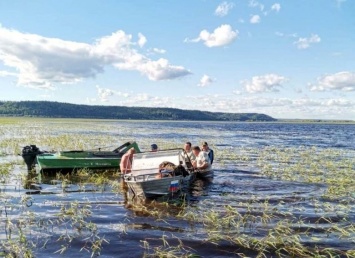 В Югре добровольцы нашли троих мужчин и собаку, у которых сломался мотор на лодке