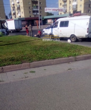 Автомобилист сбил девушку на кемеровском перекрестке