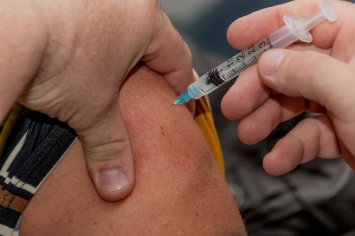 Израильский иммунолог заявил о рисках разработчиков вакцины от COVID-19