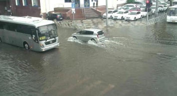 Улицы Краснодара превратились в "реки" после ливня: затоплены авто и более 80 домов