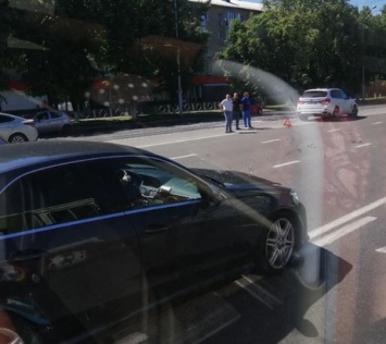 Автомобили столкнулись на центральном перекрестке в Кемерове
