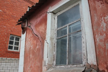В доме старооскольца после ремонта дороги по стенам пошли трещины