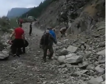 Ливни в Республике Алтай едва не смыли мост и спровоцировали сход мощного оползня
