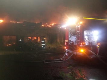 Сгорело как спичка: пожар почти уничтожил одно из зданий Барнаульского сереброплавильного завода