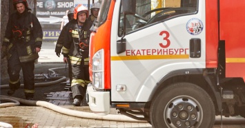 В Екатеринбурге из-за пожара на складе «Пятерочки» эвакуировали десятки людей