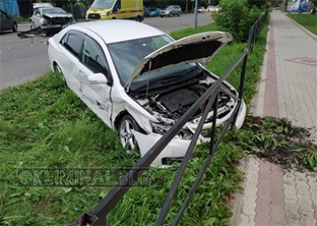 Авто вылетело на газон в результате жесткой аварии в Благовещенске