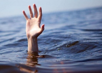 В Крыму четверых туристов уносило в море и один утонул: сводка МЧС