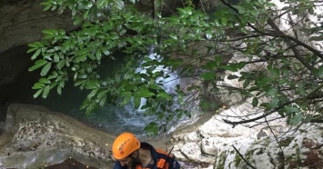 Турист из Екатеринбурга упал в восьмиметровый каньон в горах Сочи