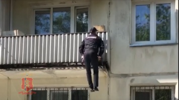 Не снимая маски. Сержант полиции ловко поднялся на балкон, помогая старушке