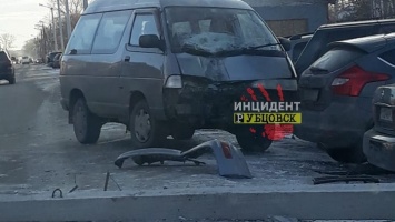 Четыре автомобиля и столб пострадали в ДТП в Рубцовске