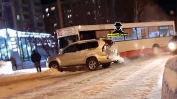 Из-за ДТП автобуса с иномаркой в Барнауле перекрыто три полосы