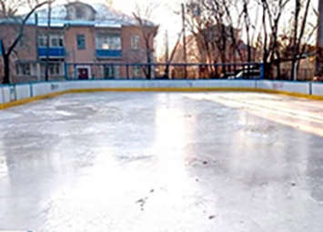Заливка хоккейных коробок началась в Белогорске