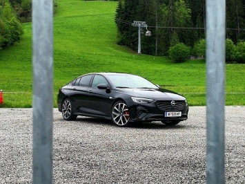 Новый Opel Insignia попал на фото во время тестирования