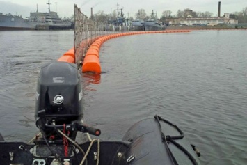 В военной гавани Балтийска устанавливают боновые заграждения против диверсий(фото)