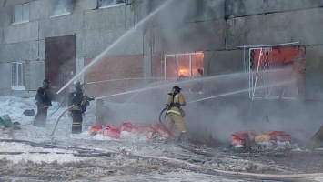 Пожар в «пластиковом» цехе Бийска потушили, но воздух еще отравлен