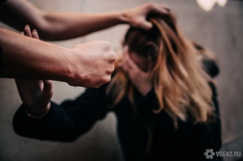 Власти РФ дополнят закон о домашнем насилии понятием "преследование"