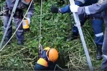 Спасатели показали, как под Черняховском спускались в колодец, где погиб мужчина (видео)