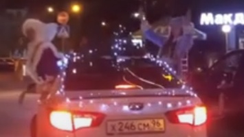 В Екатеринбурге блогеры в новогодних костюмах перекрыли улицу ради шумной вечеринки