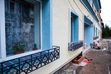 Жители отремонтированного дома в Железнодорожном жалуются на недочеты проекта (фото)