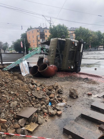 «Прилег отдохнуть»: грузовик с краном провалился на барнаульском перекрестке в коммунальные «окопы» СГК