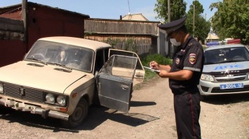 Юный рецидивист в компании подростков угнал припаркованную на улице машину в Кузбассе