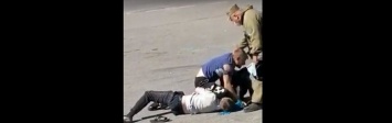 Потасовка между капитаном полиции и мужчиной в Новошахтинске из-за лицевой маски попала на видео