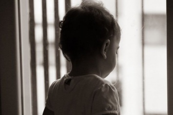 Неосторожность родителей едва не привела к выпадению малолетнего ребенка из окна в Белово