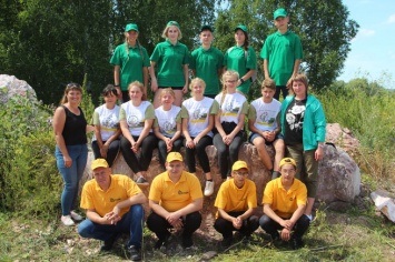 Трудовой отряд совместно с советом молодежи компании "СУЭК-Кузбасс" очистили от мусора мраморный карьер