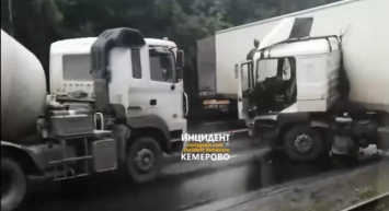 Фура преградила движение на Логовом шоссе в Кемерове