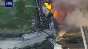 Крупный пожар начался в США после крушения грузового поезда на мосту