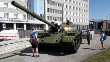 Танк Т-62 установили в центре Барнаула
