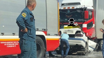 Toyota под грузовиком. Три человека погибли в страшном ДТП на Алтае